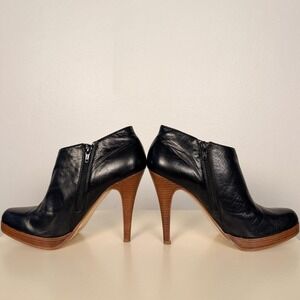 Steve Madden‎ Black Leather Heeled Booties Size 9.5 Wood Heel Zip Up Ankle heels